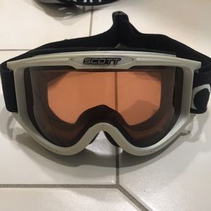 Ski/snowboarding goggles